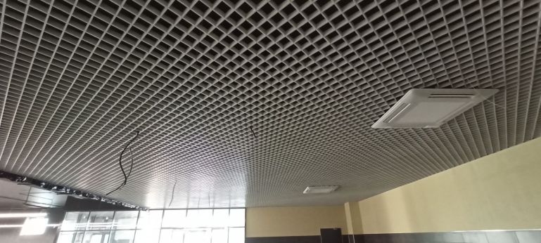Стандартна біла підвісна стеля Грильято у магазині АТБ у Броварах