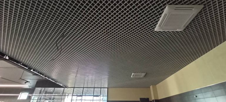 Стандартна біла підвісна стеля Грильято у магазині АТБ у Броварах