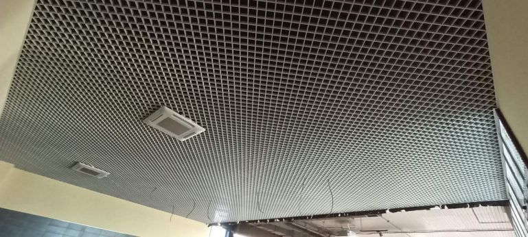 Стандартна біла підвісна стеля Грильято у магазині АТБ у Броварах