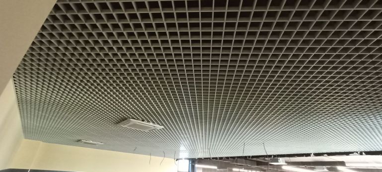Стандартна біла підвісна стеля Грильято у магазині АТБ у Броварах