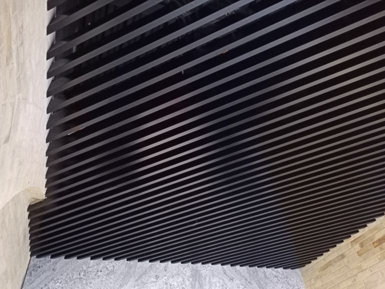 Стеля рейка 35х105 мм чорна RAL9005, крок 104, Київ вул. Мазепи 1