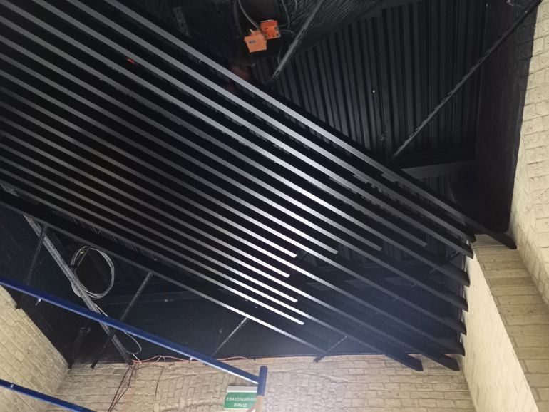 Стеля рейка 35х105 мм чорна RAL9005, крок 104, Київ вул. Мазепи 1