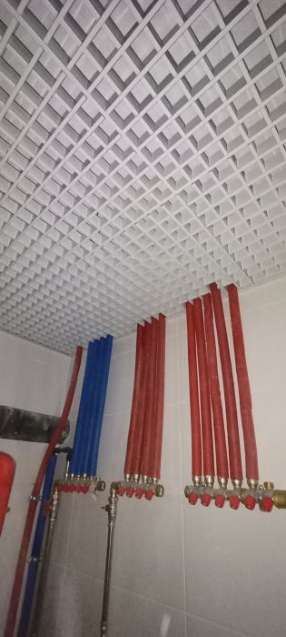 Стандартный белый подвесной потолок Грильято в частном доме в Вита-Почтовая