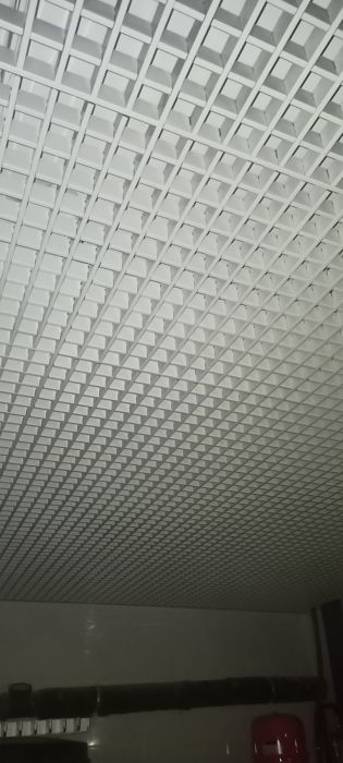 Стандартный белый подвесной потолок Грильято в частном доме в Вита-Почтовая Наши работы - Изображение 2