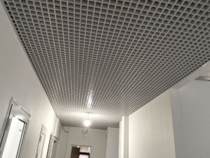 Стандартна біла підвісна стеля Грильято у Бізнес центрі на Саксаганського 36а у Києві