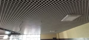 Стандартна біла підвісна стеля Грильято у магазині АТБ у Броварах